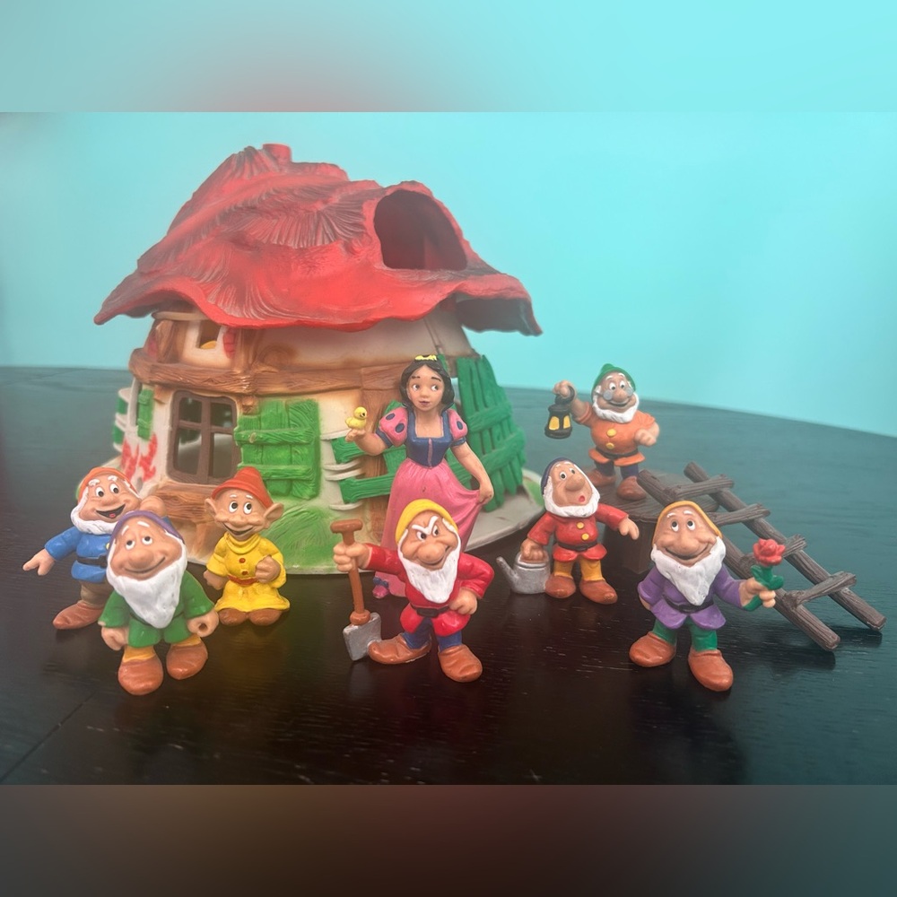 Vintage Disney Snow White & 7 Dwarves House, Epcot Germany Pavilion Bully 1980s